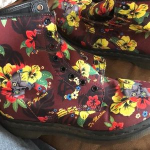 Dr. Martens Hawaiian Tropical Floral Castel Boots